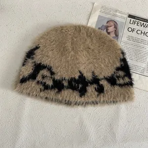 Khaki Plüschbeanie mit schwarzen Graffiti-Mustern und weicher Pelztextur