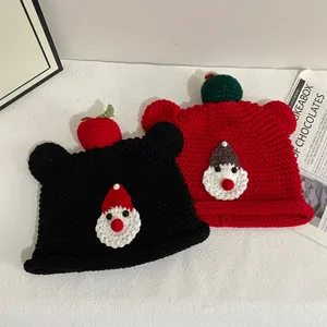 Handgestrickte Bärenohrenmützen mit Weihnachtsmann-Muster in Rot und Schwarz für Weihnachten