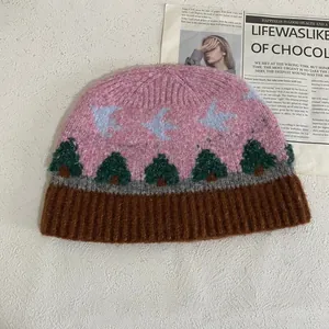 Gorro de lana tejido en jacquard con diseño de pájaro rosa y borde acanalado térmico