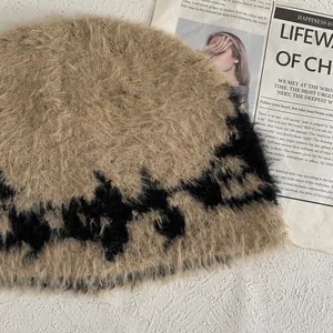 Detailansicht der flauschigen khakifarbenen Strickmütze mit schwarzen Flammenmustern