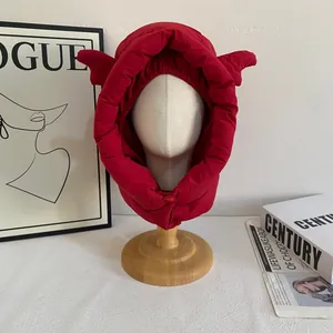 Bonnet aviateur rouge d'hiver avec ailes décoratives et fermeture boutonnée coupe-vent