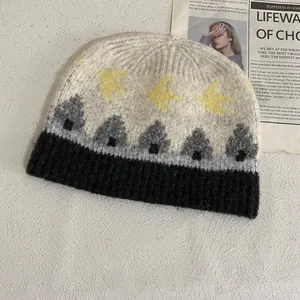 Gorro de punto jacquard con diseño de pájaro amarillo en lana cálida para invierno