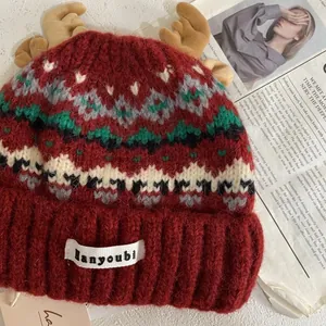 Detalle del gorro de punto Fair Isle con astas de reno de felpa y motivos navideños