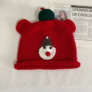 Handgestrickte rote Beanie-Mütze für Damen mit Häkel-Weihnachtsmann und süßen Bärenohren