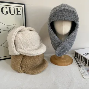 Berretto invernale con paraorecchie in beige marrone e grigio per sci e ciclismo