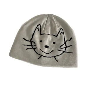 Bonnet en maille gris clair avec jacquard de chat mignon pour la chaleur d'hiver