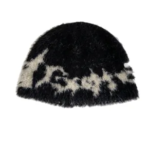 Flauschige schwarz-weiße Strickmütze mit Jacquard-Buchstaben und weicher Plüschtextur