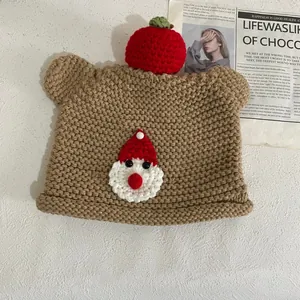 Handgestrickte Bärenohren Mütze mit rotem Apfel und Nikolaus-Aufnäher für den Winter