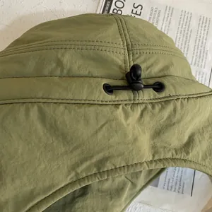 Dettaglio del berretto termico verde militare con coulisse regolabile e fermaglio nero