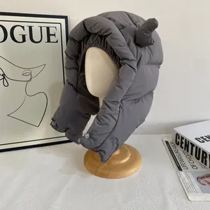Détail d'une capuche d'hiver en coton gris foncé avec bois et fermeture au cou