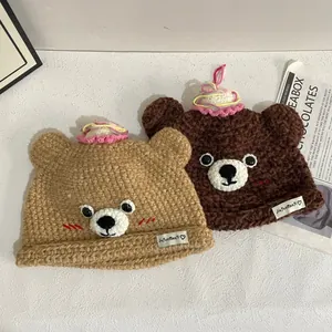 Süße Bären-Häkelmützen in Khaki und Braun mit bunten Eiscreme-Pompon-Verzierungen