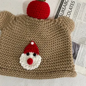 Detaillierte Stricktextur und Apfel-Deko an dieser handgefertigten Winter-Beanie-Mütze