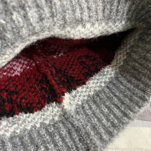 Primer plano del gorro de punto con borde acanalado y diseño de jacquard de pájaros