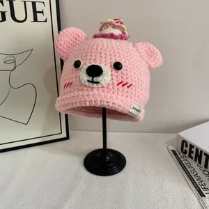 Rosa gestrickte Baby-Bärenmütze mit 3D-Ohren und buntem Quasten-Detail für den Winter