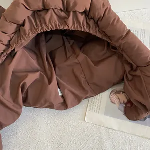 Détail de la doublure du bonnet d'hiver avec isolation matelassée et étiquette de lavage