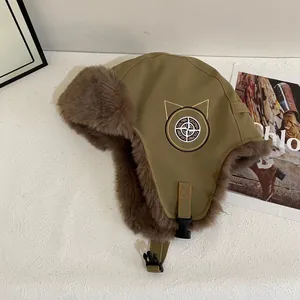 Dettaglio del cappello da aviatore kaki con fodera in ecopelliccia e fibbia regolabile