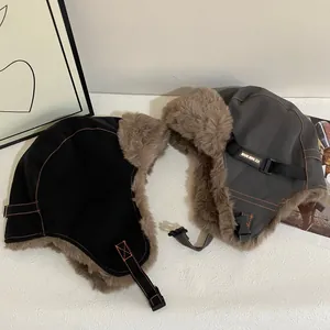 Gorros de aviador de invierno en negro y gris con piel sintética y hebilla ajustable