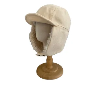 Beige Wintermütze mit warmem Fleecefutter und Ohrenklappen für Outdoor-Schutz