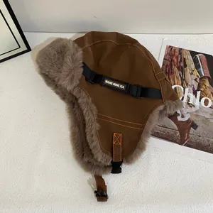 Detalle de gorro de aviador de invierno con forro de piel sintética y correa con hebilla