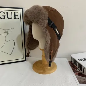 Detalle de gorro de aviador marrón con forro de piel sintética gruesa y hebilla