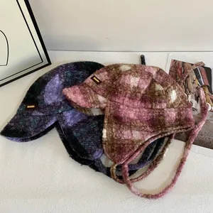 Chapeau aviateur à carreaux d'hiver avec cache-oreilles en polaire rose et violet