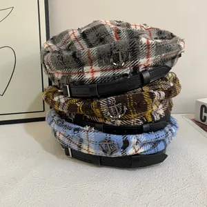 Stijlvolle geruite baret met lederen band en zilveren anker embleem decoratie set