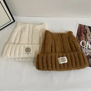 Berretti in maglia con orecchie di gatto beige e marrone con etichette logo TV alla moda