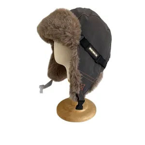 Gorro de invierno grueso con forro de piel sintética marrón y orejeras resistentes
