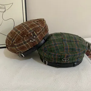 Modieuze geruite wollen baret met metalen ankerhanger en lederen gesp voor dames mode