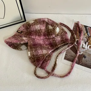 Détail du chapeau trappeur à carreaux avec doublure en fausse fourrure et cache-oreilles