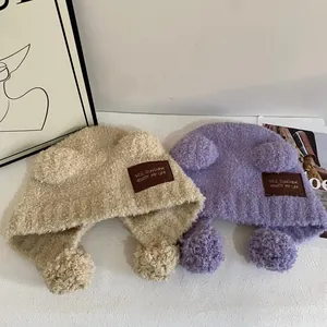 Berretto invernale di peluche con orecchie di orso e pompon in beige e viola chiaro