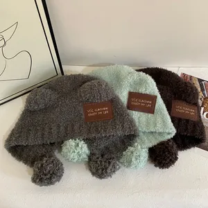 Berretti di peluche con orecchie di orso e pompon in tre caldi colori invernali