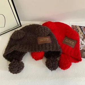 Dettaglio di cappelli di peluche con orecchie da orso in morbida pelliccia e pompon