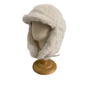 Pluche beige trappermuts van imitatie lamswol met oorklappen en verstelbare band