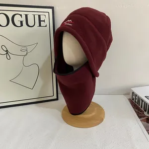 Detalle del gorro térmico de forro polar granate con bordado y calentador de cuello