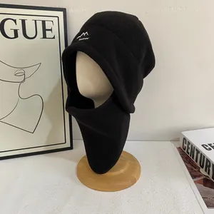 Gorro térmico de forro polar negro con calentador de cuello y logo de montaña bordado
