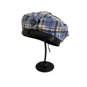 Geruite baret in blauw en wit met ankerbadge en lederen afwerking voor dames