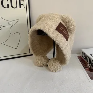 Cappello di peluche beige con orecchie da orso e paraorecchie per il calore invernale