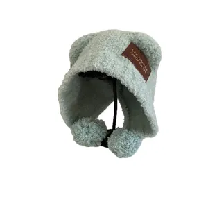 Cappello di peluche azzurro con orecchie da orso e pompon per il calore invernale
