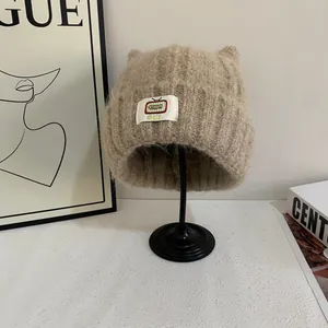 Berretto in maglia beige con orecchie di gatto e toppa TV su supporto display