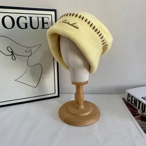 Gorro de punto de estilo japonés de gran tamaño con bordado de mariposa y texto Rainbow