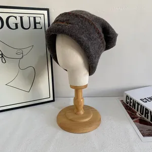 Gorro de punto gris oscuro con bordado de mariposa y costuras gruesas para el invierno