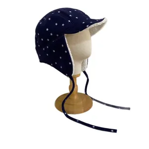 Dunkelblaue Fliegermütze mit weißen Sternen und warmem Teddyfutter für den Winter draußen