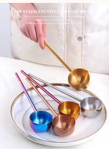 Detalle de cucharas para aceite en acero inoxidable 18/8 con mango largo en cinco colores