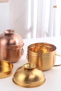 Detail view of 1.3L stainless steel lunch box set with gold and rose gold metal finish