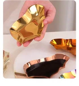 Nahaufnahme von Austerntellern aus 304 Edelstahl in verschiedenen Metallic-Farben
