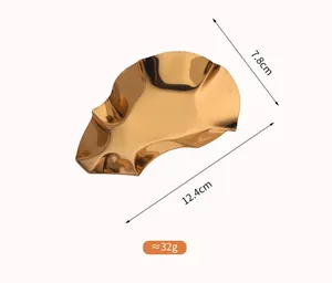 Detailansicht der blattförmigen goldenen Austernplatte aus Edelstahl mit 12,4 cm Maßen