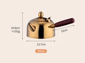 Détail d'une théière en acier inox doré 304 avec manche bois et capacité de 680ml