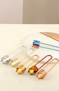 Vue détaillée de six évidoirs décoratifs avec finitions métalliques multicolores