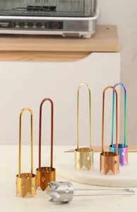 Détails de six vide-pommes colorés en acier inoxydable 304 sur un plan de travail de cuisine